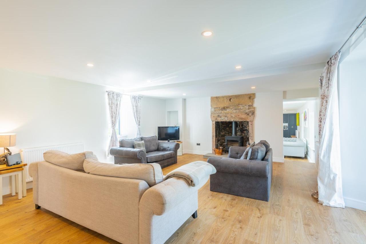 Nether Newton - Sleeps 12, Hottub, Sauna, Private Garden Newmilns Exterior photo